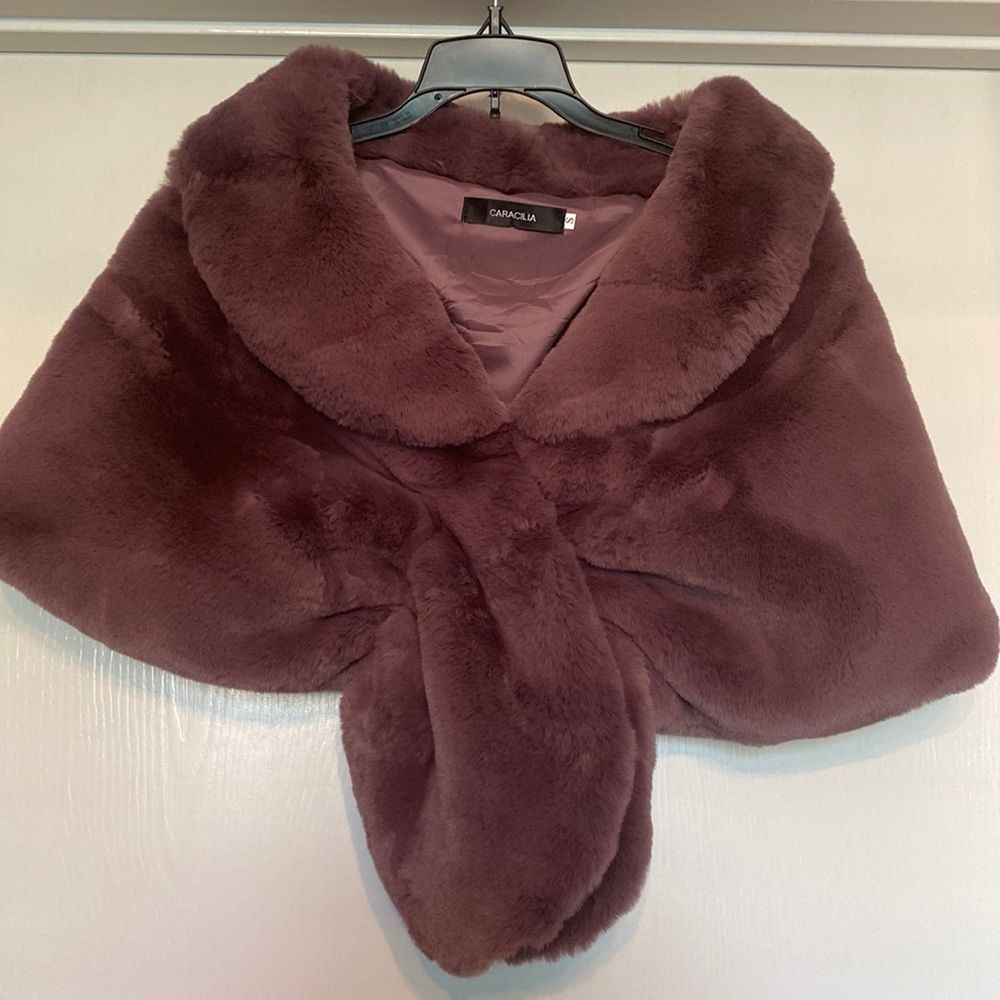 Faux fur Caracilia shawl size small VEUC